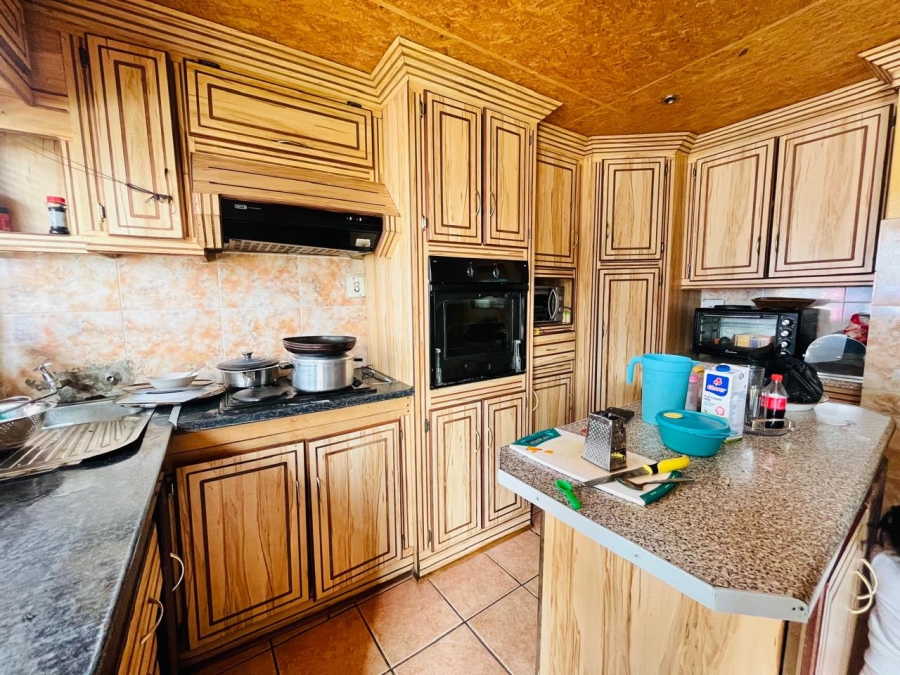 3 Bedroom Property for Sale in Molifi Tau Kloof Free State